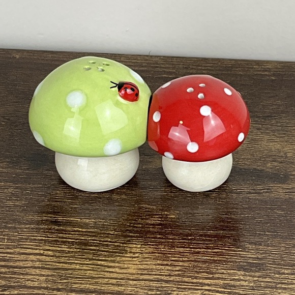 The Unbranded Brand Other - Mushroom Shakers Polka Dot With Lady Bug Toadstool Salt & Pepper Set Vintage